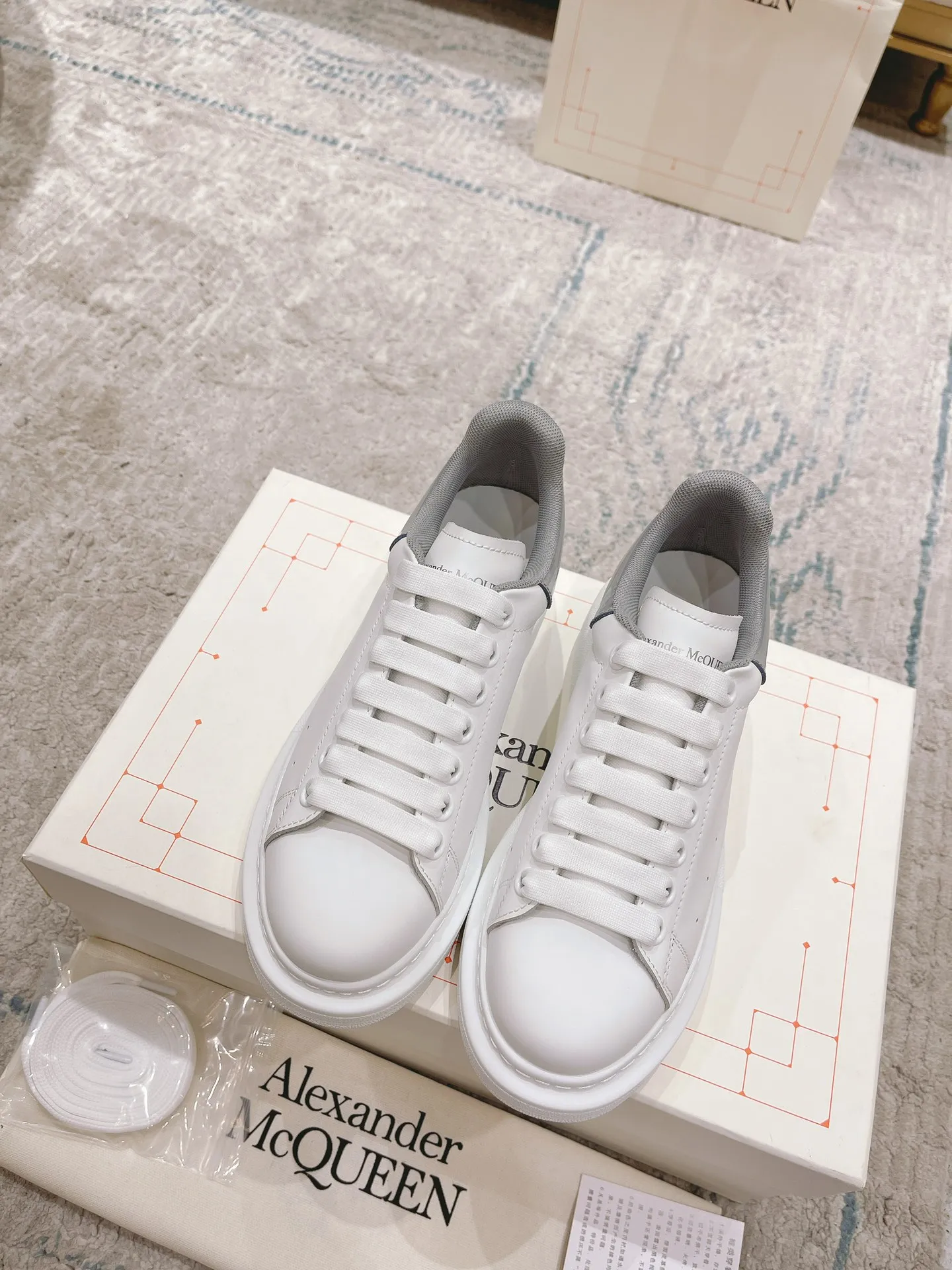 👟👟Ex-factory price 480👟👟 Women's shoes Alexander McQ·ss white shoes, McQueen has been making it for 5 years in a row, the latest upgraded counter is synchronized...🈶McQueen MCQ has always been exclusive in the molded fabric material, I can't put it down, the correct version, the fit is absolutely wonderful, and the comfort is superb. My store is not the first to sell large quantities of goods, but what I give you is always the nicest goods, with the best quality made with care! 👑McQueen Spring, Summer, Autumn and Winter...✔Classic + Fashionable + Versatile + Atmosphere + Elegant + Tasteful🈵🈵Celebrity first choice, one of the must-haves, many colors to choose from✔✔✔ 1⃣Fabric: Exclusive molded beige imported silk cowhide Upper imported custom anti-fouling. T👟👟Ex-factory price U+👟👟Ex-factory price U anti-yellowing. Super temperament 2⃣Inner lining: Imported A-grade water-dyed sheepskin (the price is the same as cowhide lining) 3⃣Outsole: Counter original molded rubber T👟👟factory price U outsole Thick sole design about 4.5cm Men's and women's abrasive lasts are different 4⃣With original counter publication (original off-white shoe box. Cloth bag. Handbag. Closed Qualification certificate 1:1 mold opening 4-piece set. Comes with a pair of shoelaces 👫Men and women couples size: female 35-40 male 39-44